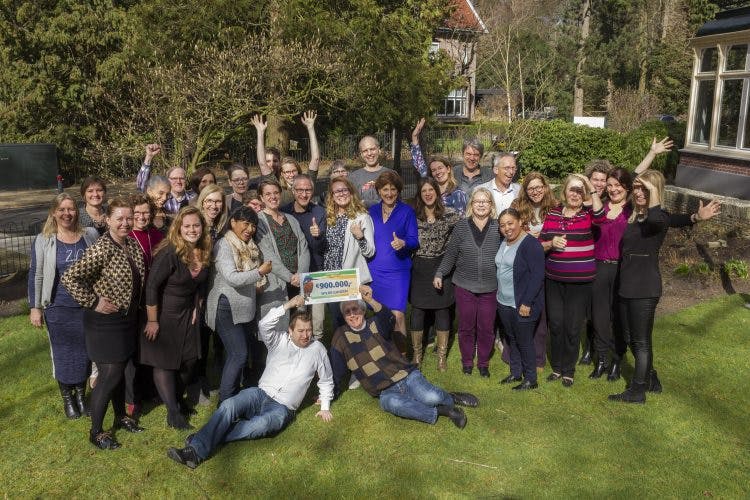Het team van Wilde Ganzen met de cheque van de Nationale Postcode Loterij 2019.