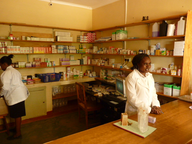 Twee vrouwen in een apotheker in Kenia.