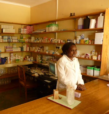 Twee vrouwen in een apotheker in Kenia.