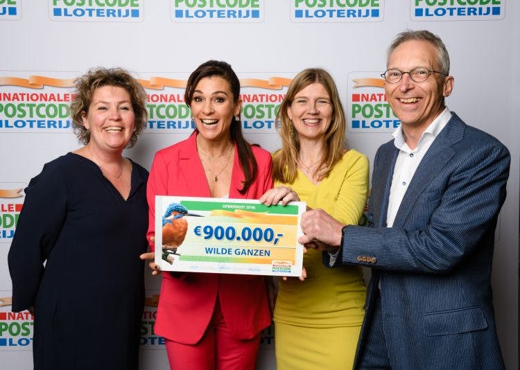 Overhandiging van de cheque aan Wilde Ganzen.