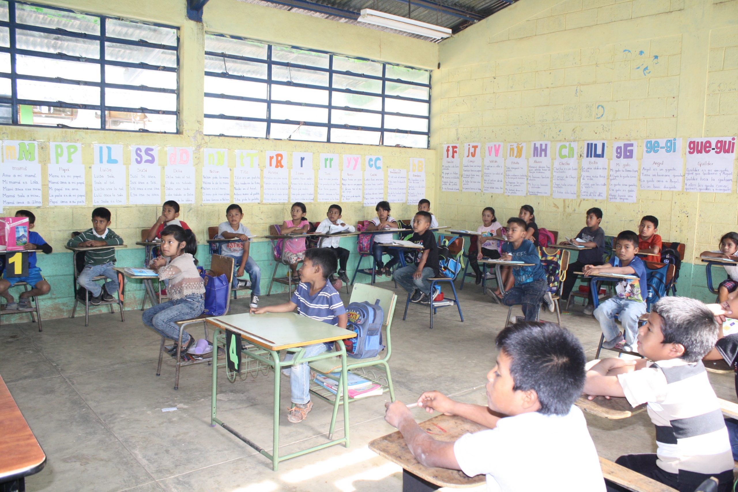 Een schoolklas vol kinderen in Guatemala.