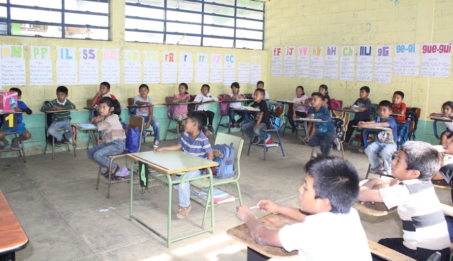 Een schoolklas vol kinderen in Guatemala.