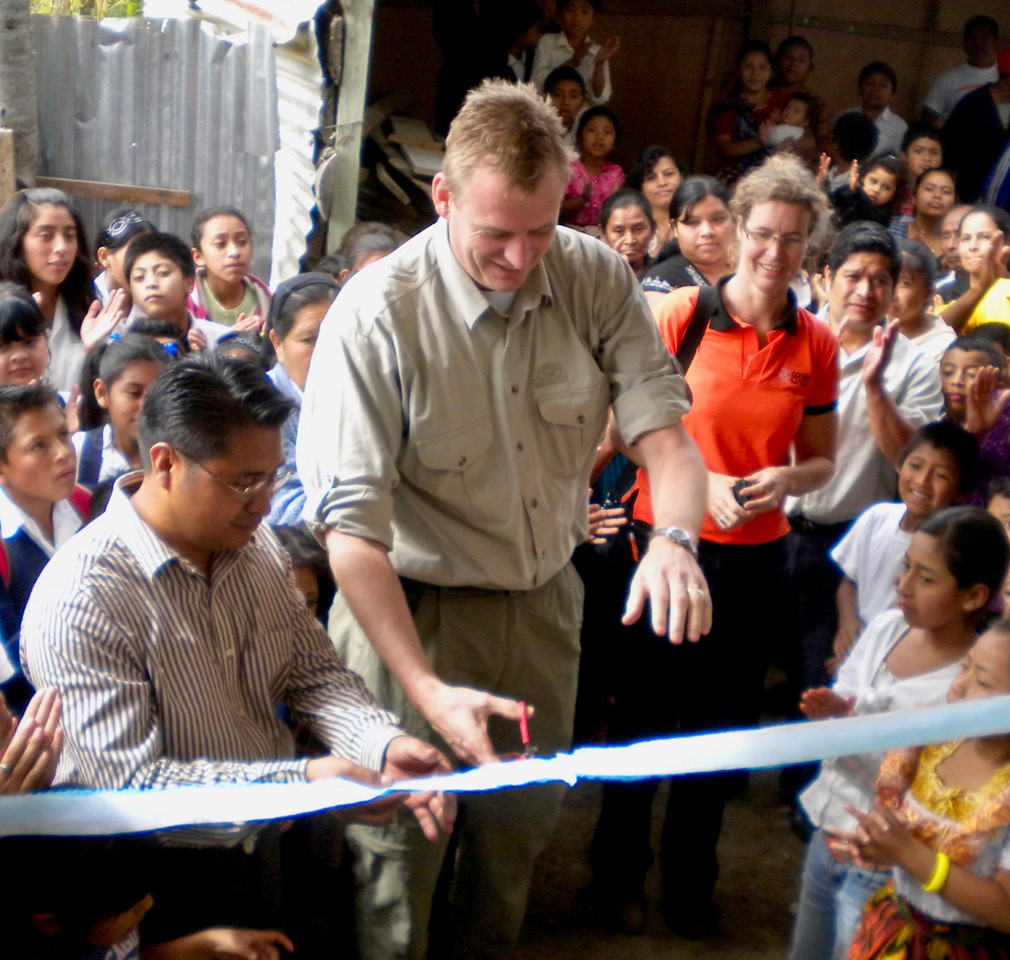Met het doorknippen van een lint is de school officieel geopend!
