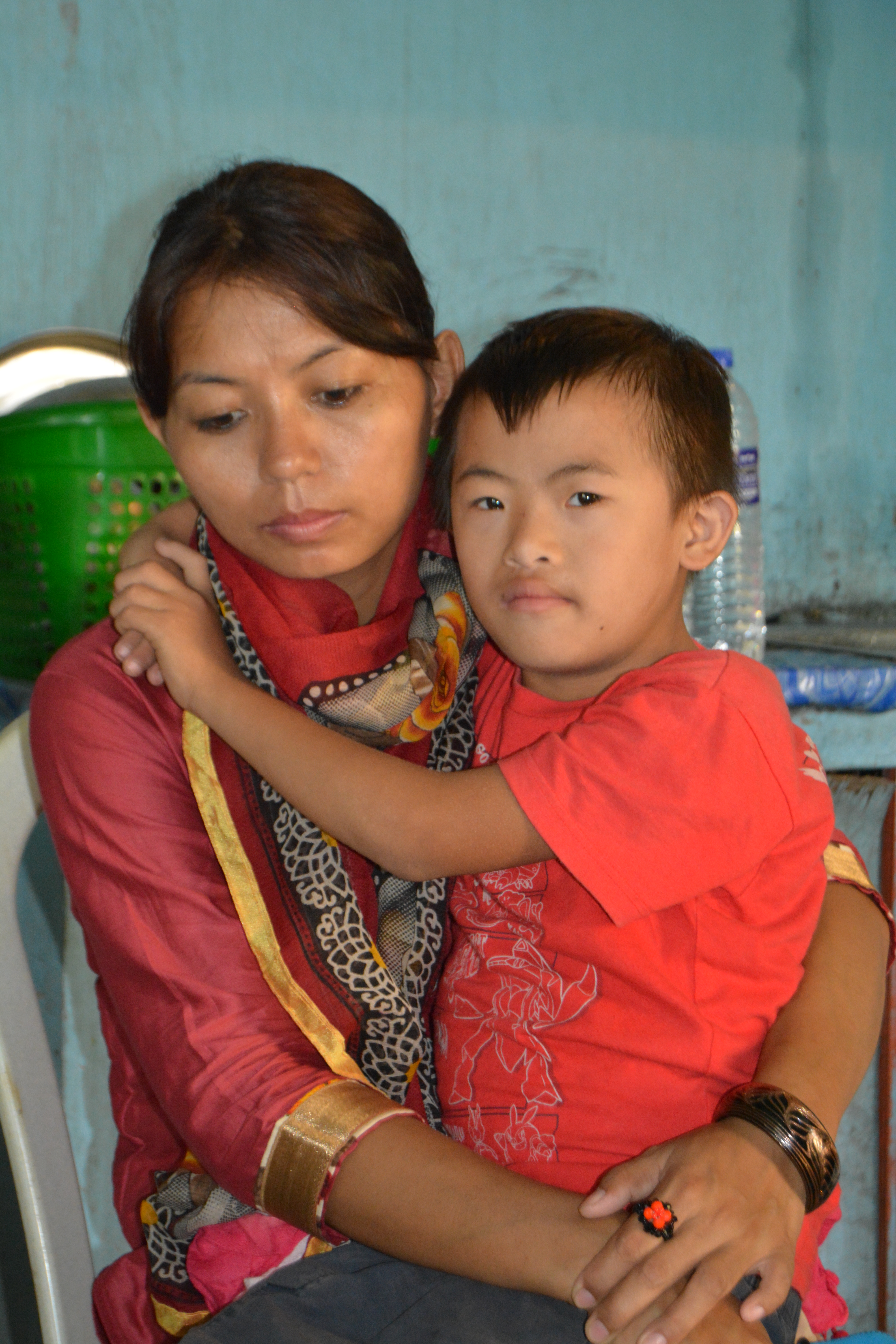 Een vrouw met haar verstandelijk beperkte zoontje in India. Zorg voor deze kinderen is de oplossing.