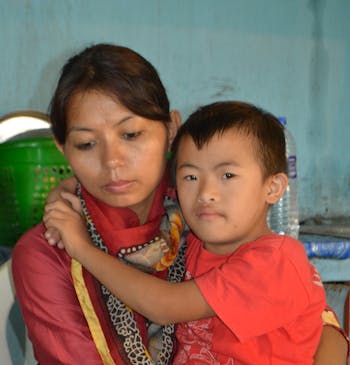 Een vrouw met haar verstandelijk beperkte zoontje in India. Zorg voor deze kinderen is de oplossing.