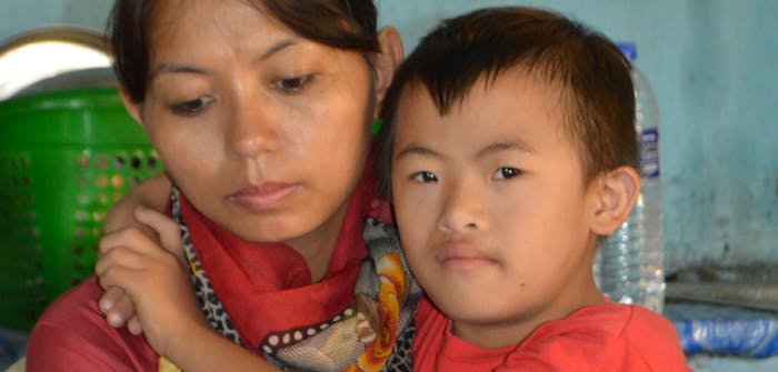 Een vrouw met haar verstandelijk beperkte zoontje in India. Zorg voor deze kinderen is de oplossing.
