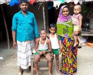 Ouders met hun gezin in Bangladesh.