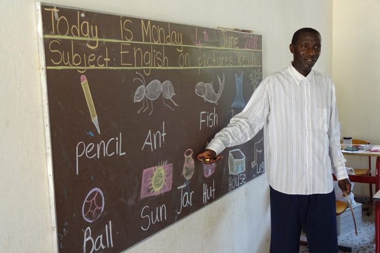 Een leraar voor de klas op een kleuterschool in Gambia.