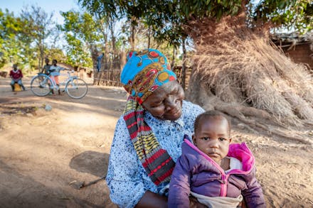 Zuster Josefa uit Malawi met een baby op haar schoot.