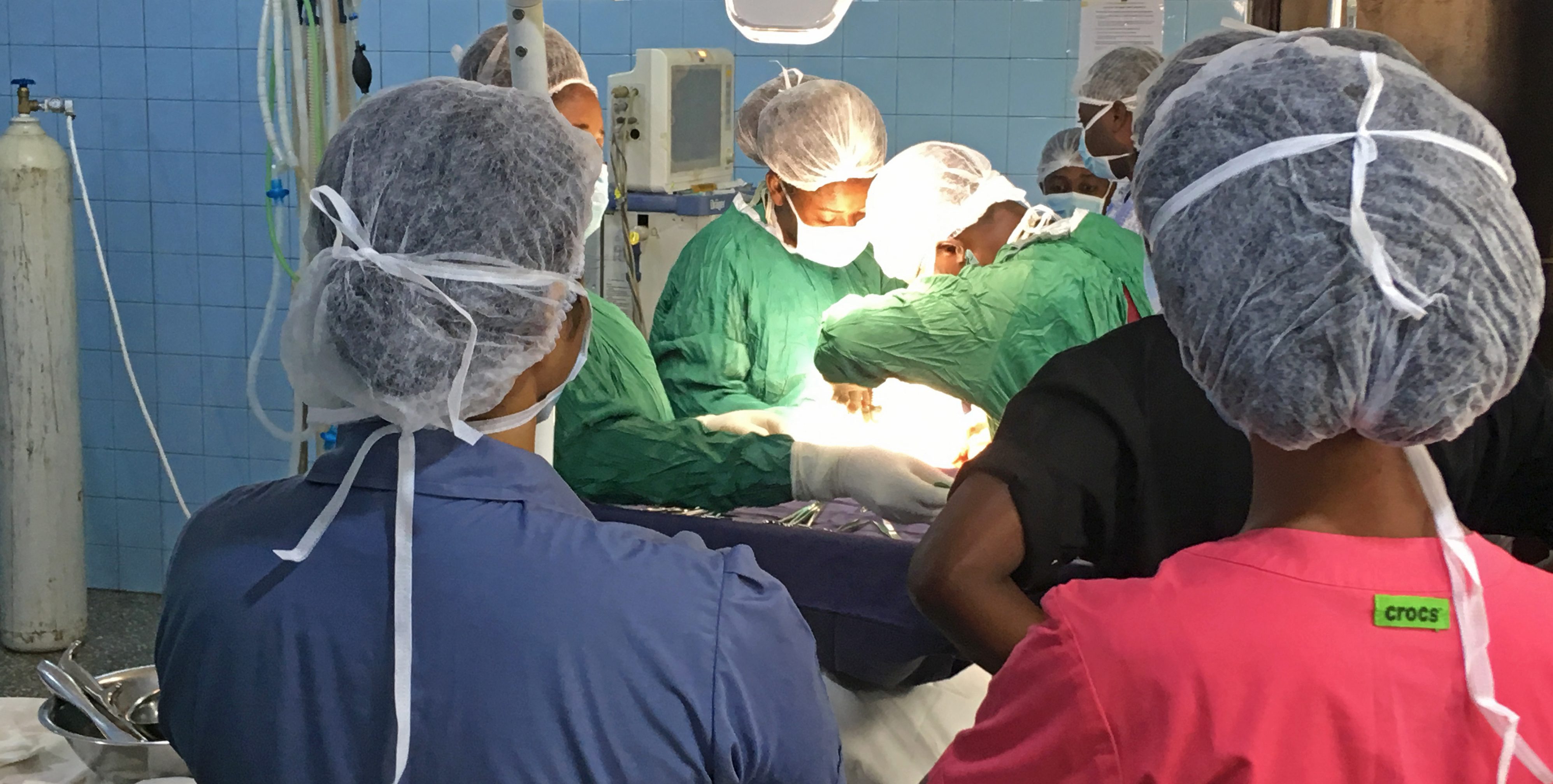 Een operatie in deze kliniek in Ghana.