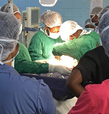 Een operatie in deze kliniek in Ghana.