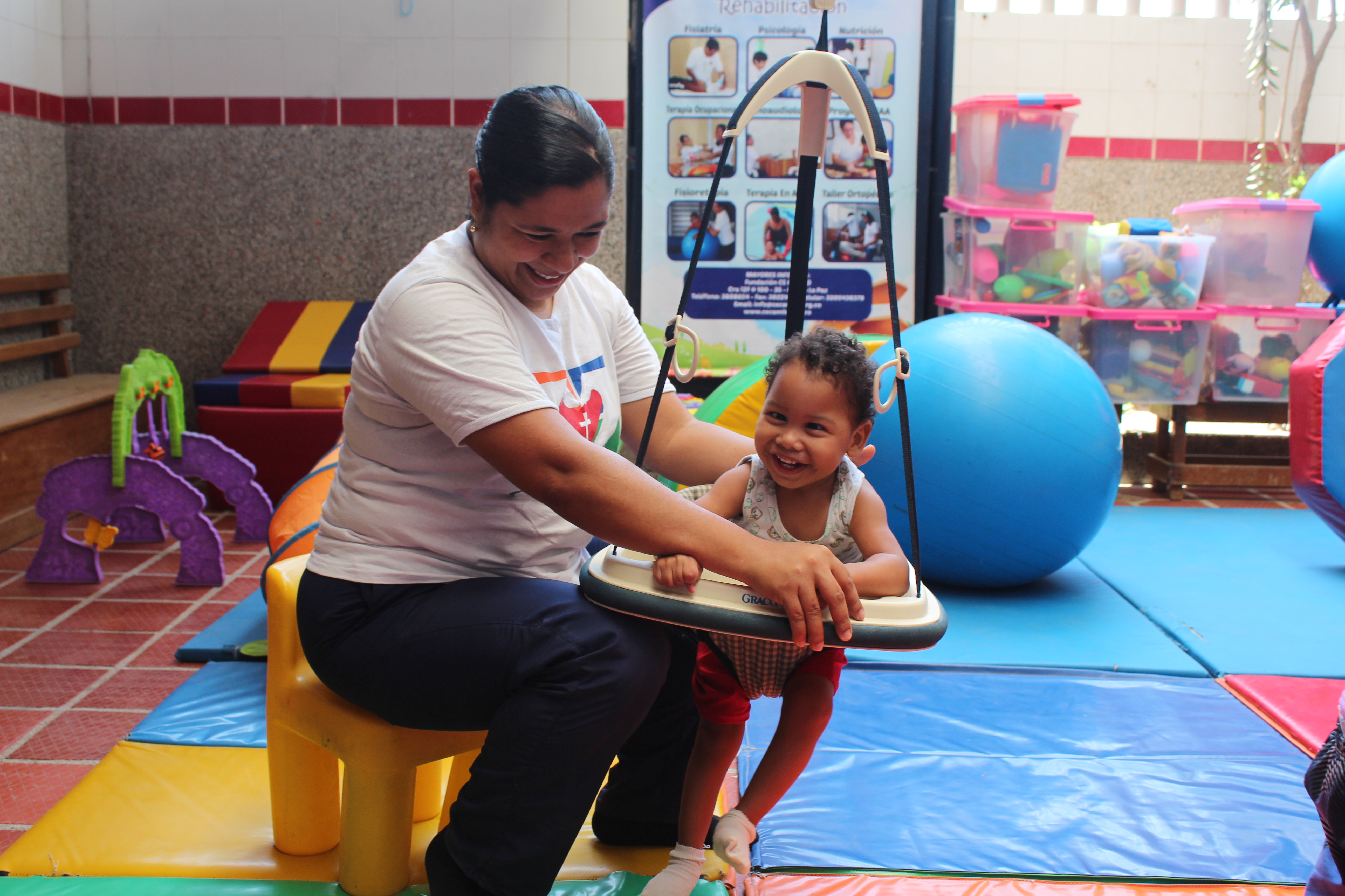 Een jongetje met een beperking krijg fysiotherapie in Colombia.