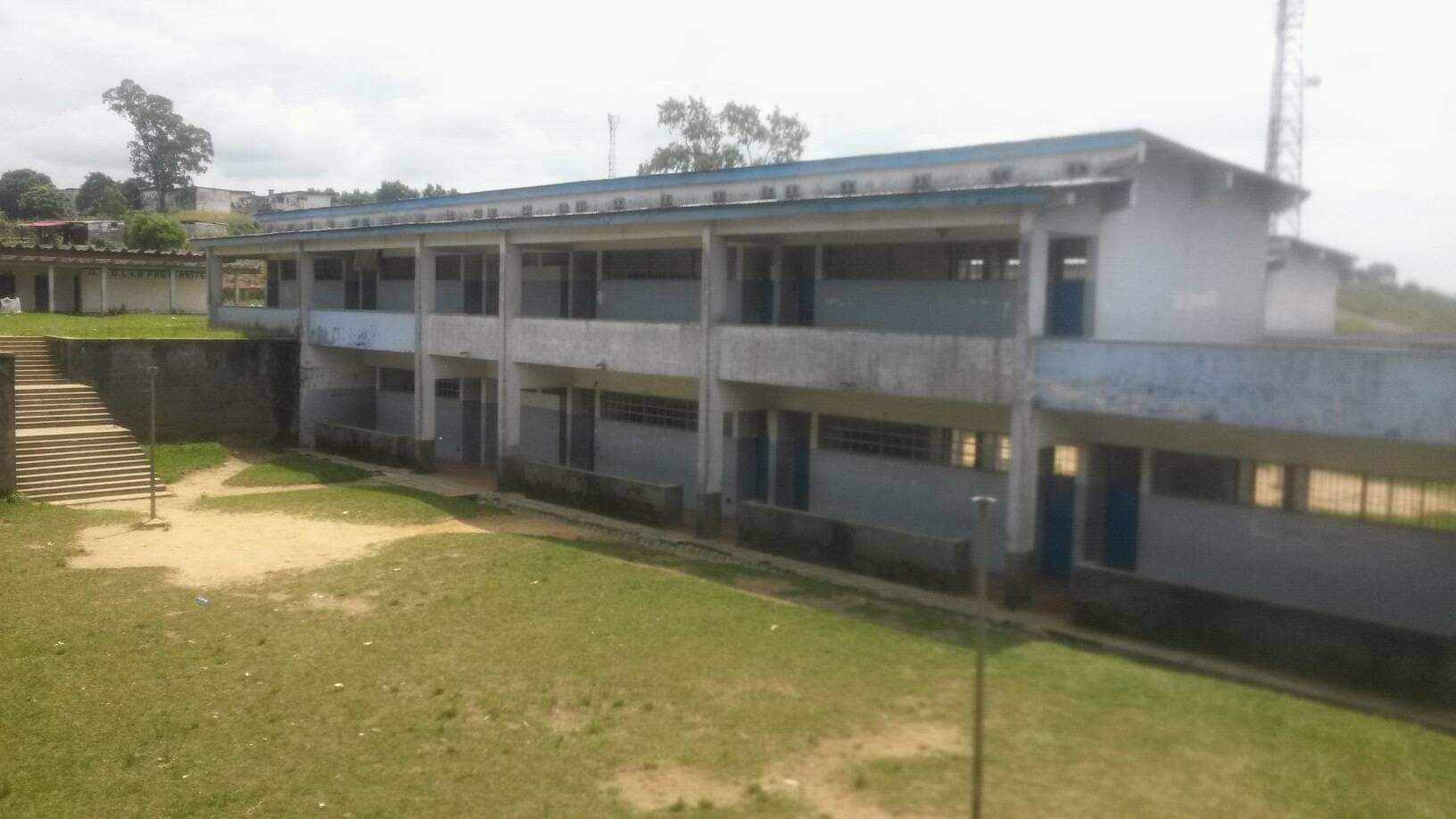 Het lege schoolgebouw in Congo