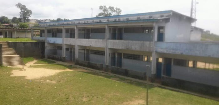 Het lege schoolgebouw in Congo
