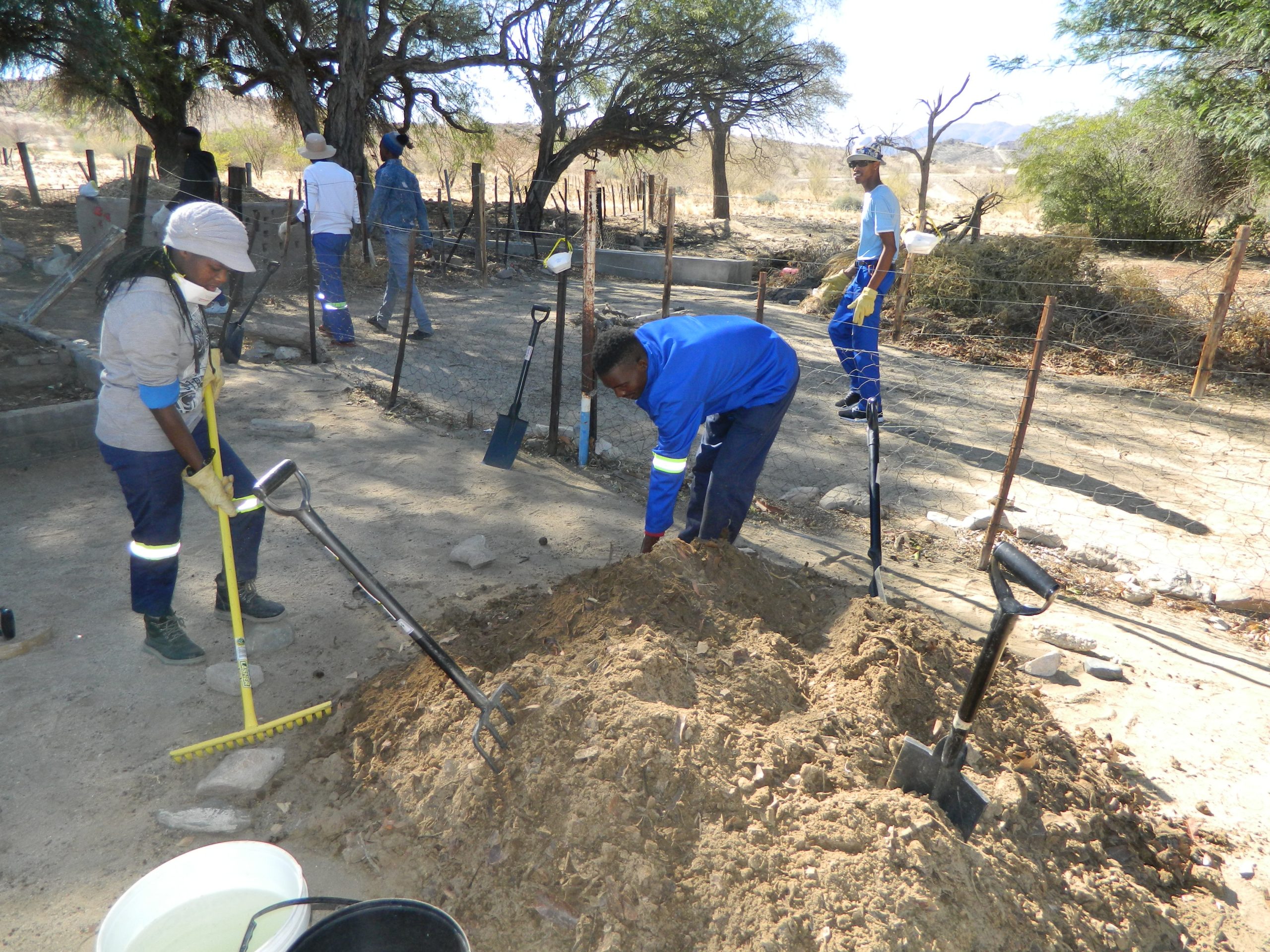 Studenten aan het werk in de tuin in Namibië