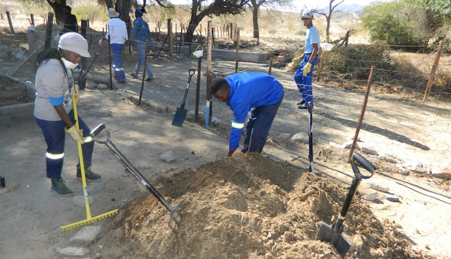 Studenten aan het werk in de tuin in Namibië