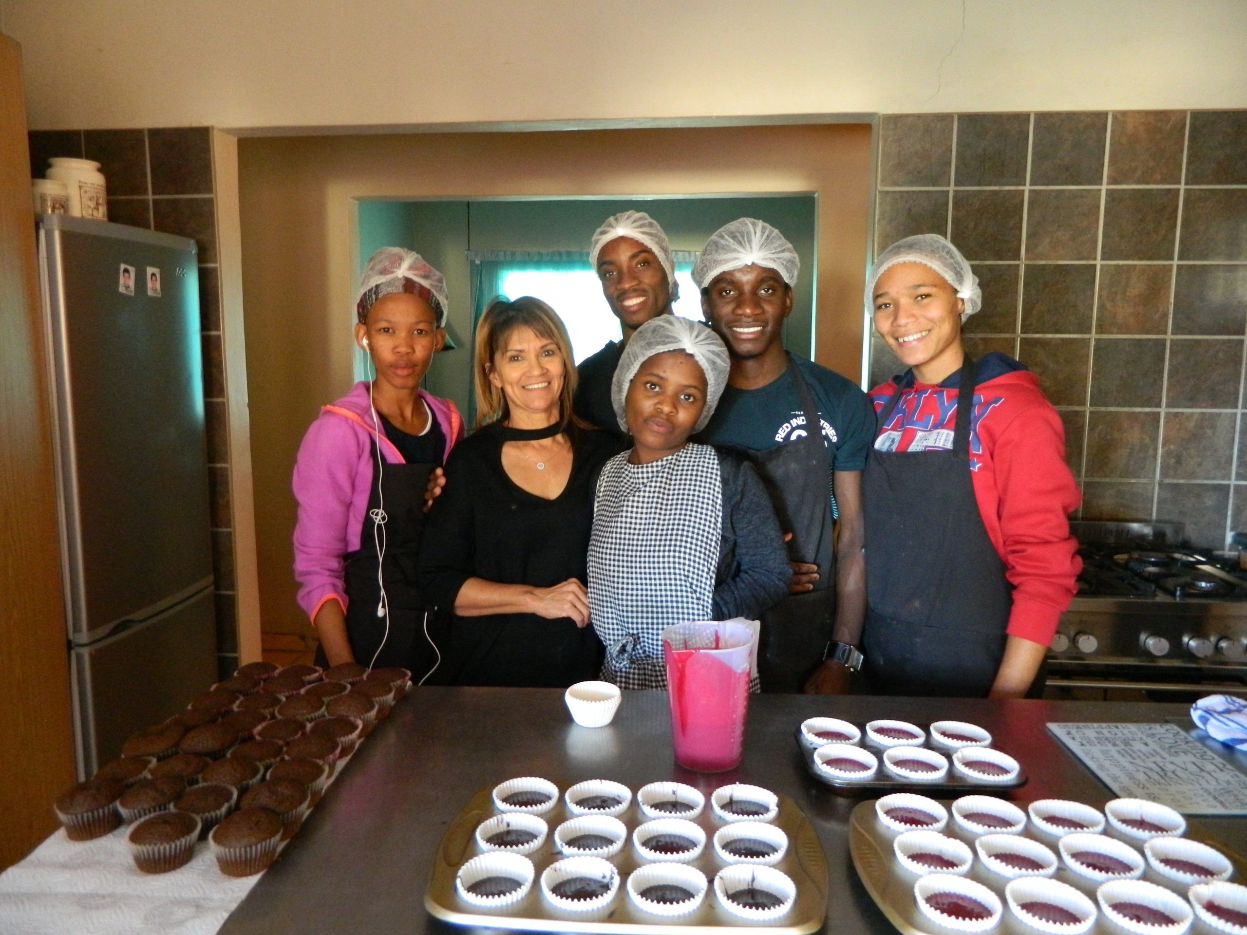 Studenten poseren in een keuken in Namibië