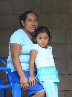 Koffieboerin Isabel Gómez Sánchez met haar kleindochter