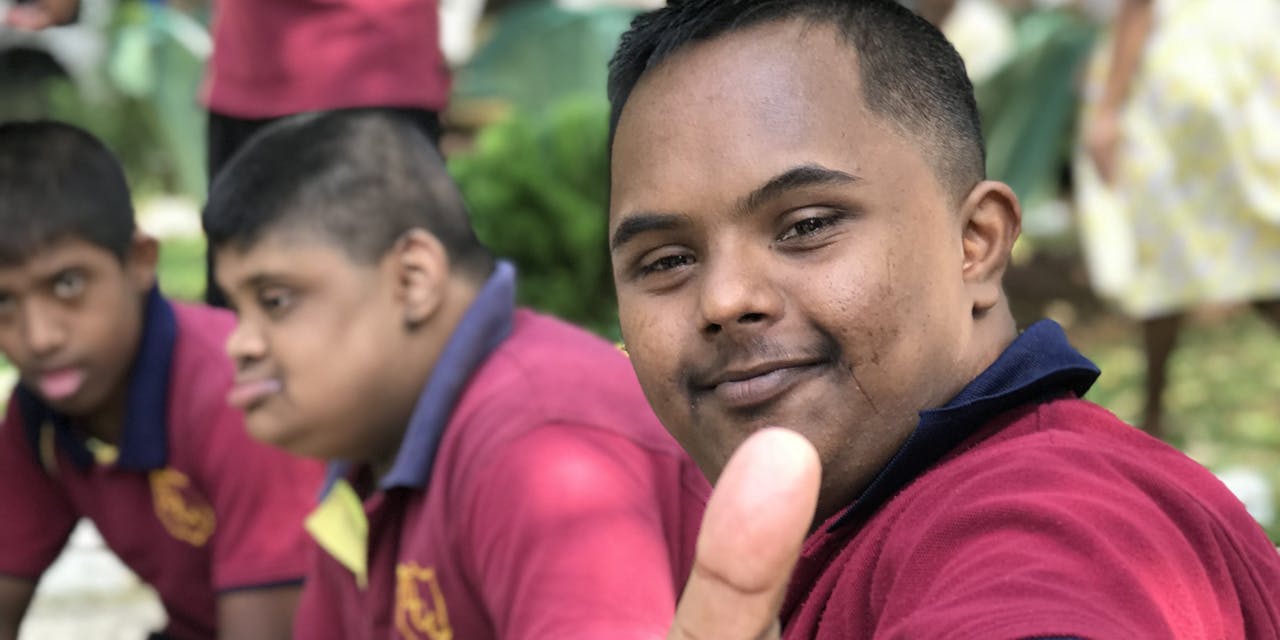 Een gehandicapte leerling op Sri Lanka.