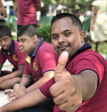 Een gehandicapte leerling op Sri Lanka.
