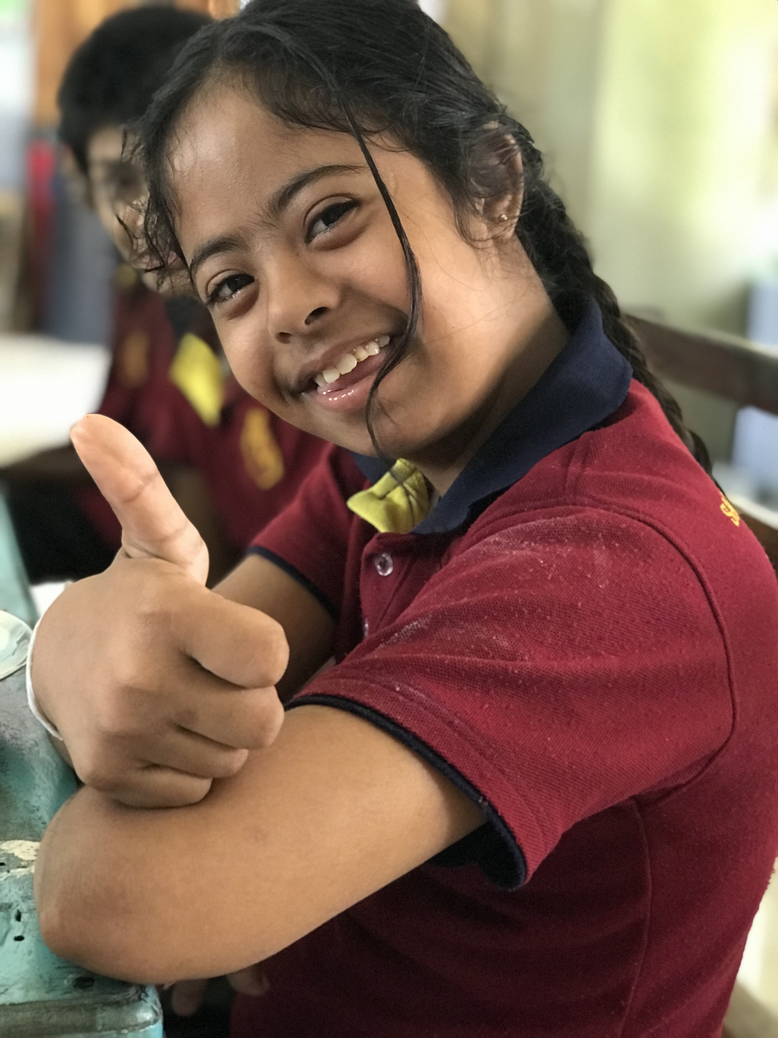 Een meisje met een beperking in Sri Lanka.