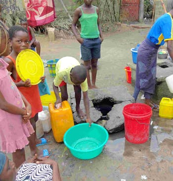 Kinderen staan rond emmers water in Congo. Watertanks zijn gewenst!