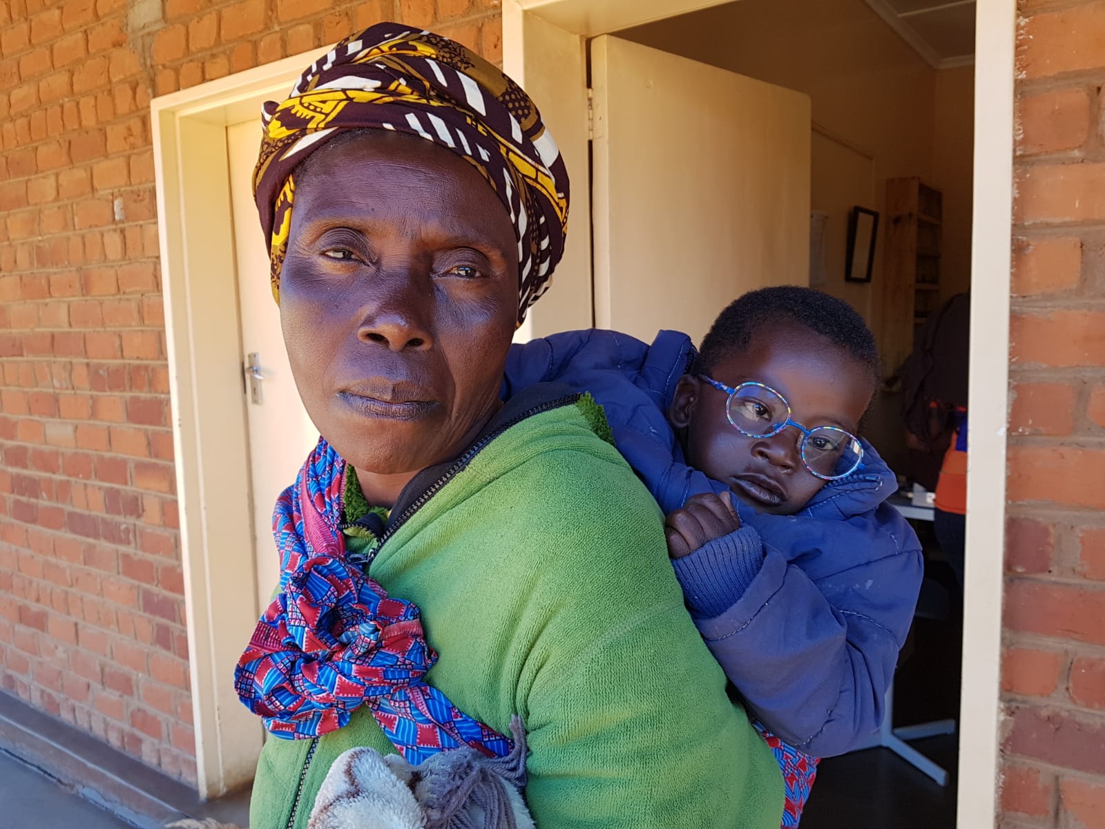 Een vrouw met kind met bril.