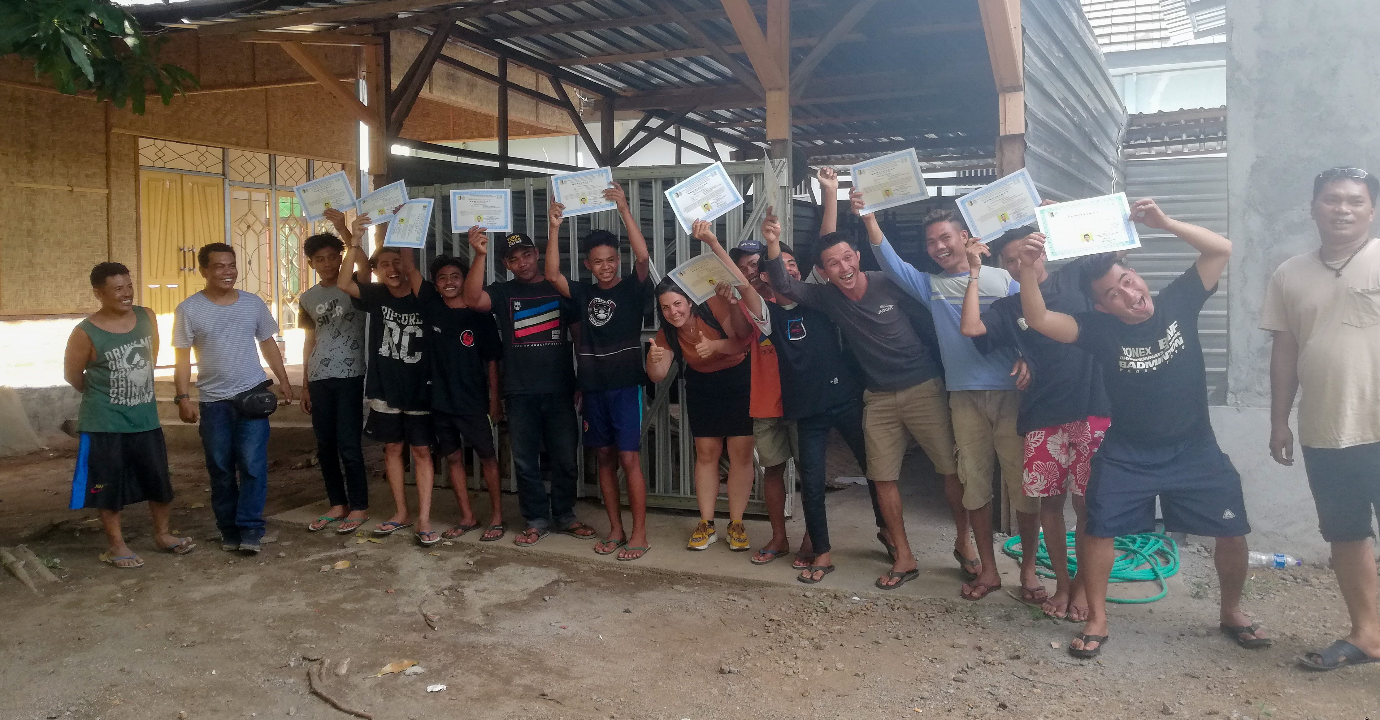 Jongeren vieren hun diplomauitreiking.