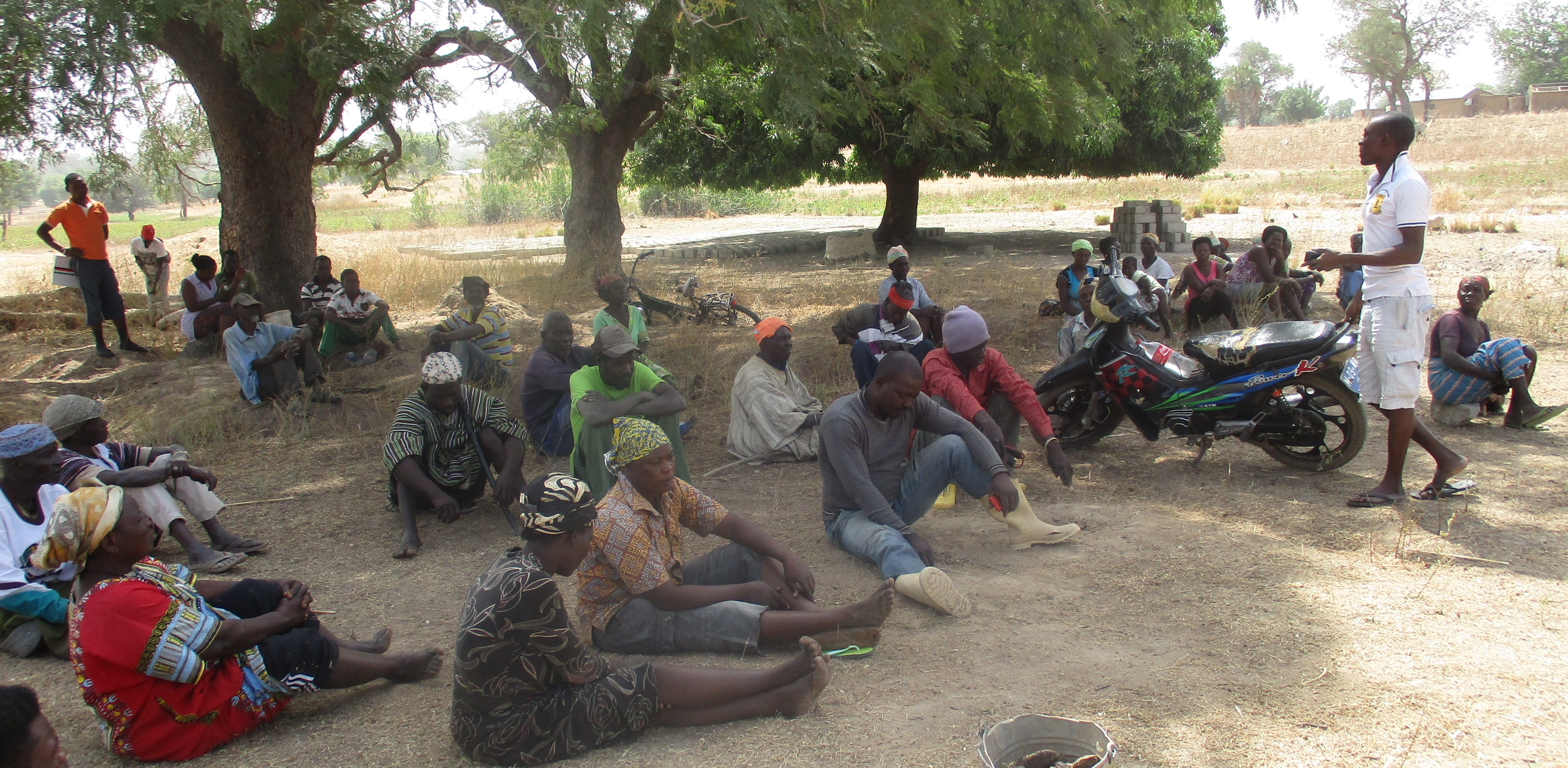 Vrouwen rusten uit in de schaduw na hard werk in Ghana.