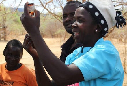 Een vrouw bereid een inenting van een koe voor.