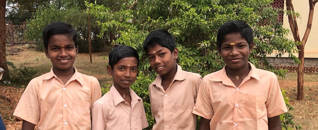 Vier jongens in India in schooluniform.