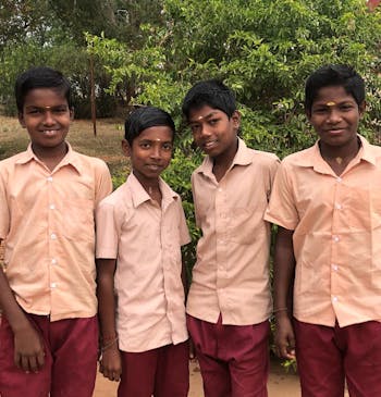 Vier jongens in India in schooluniform.