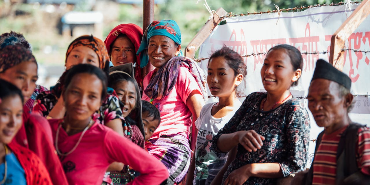 Vrouwen staan in de rij voor een vrouwenkliniek in Nepal.