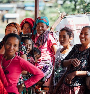Vrouwen staan in de rij voor een vrouwenkliniek in Nepal.