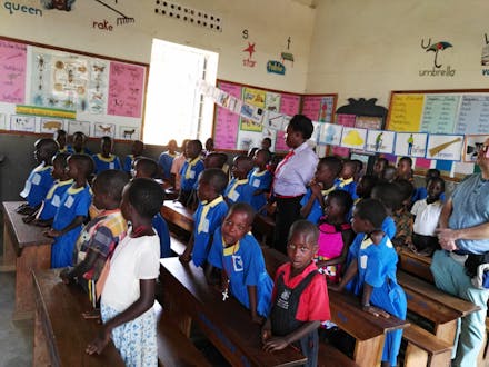 Een volle klas in Oeganda