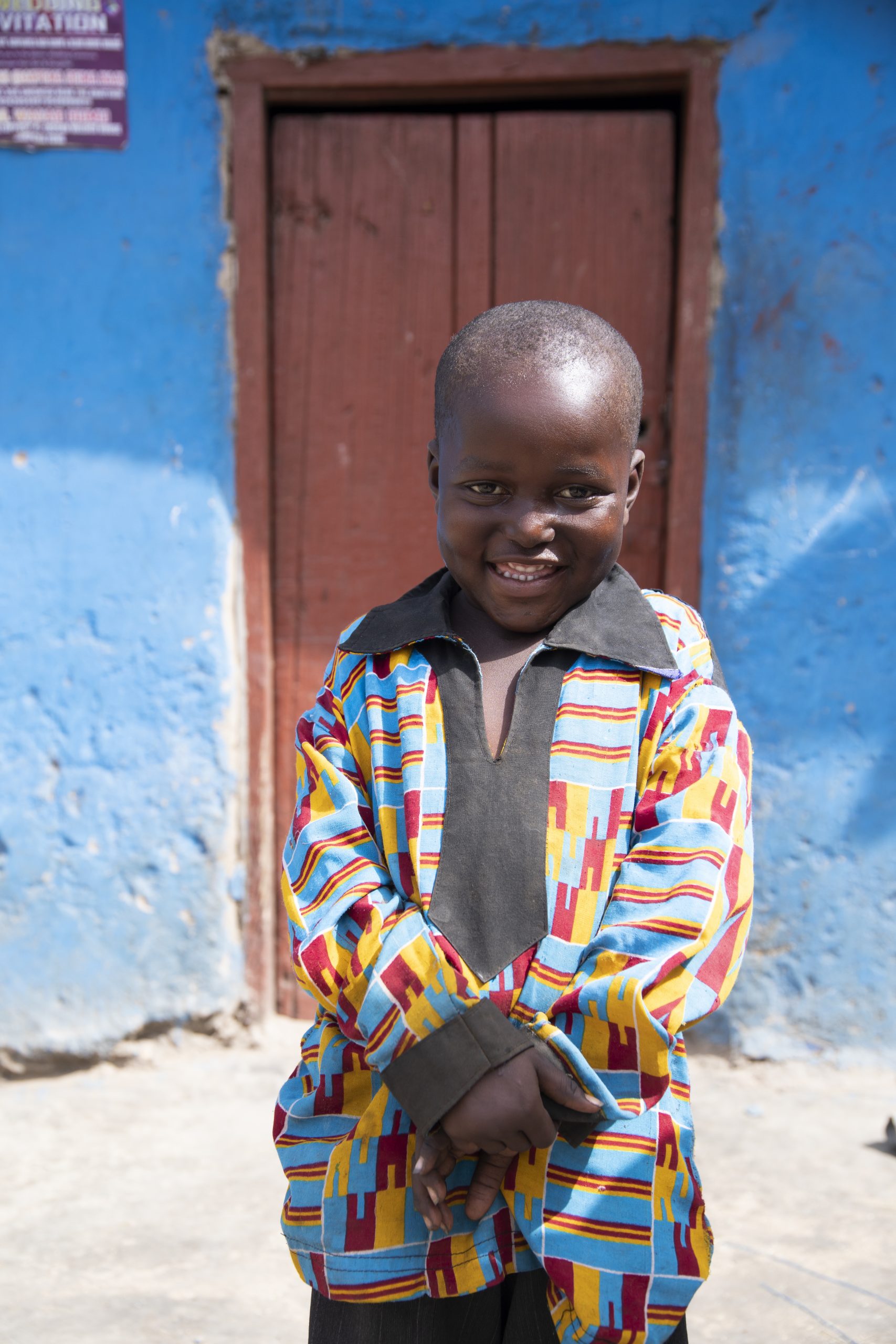 Een jongetje in Ghana lacht in de camera.