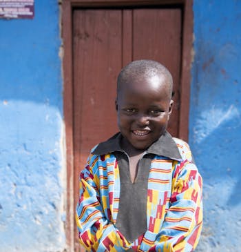Een jongetje in Ghana lacht in de camera.