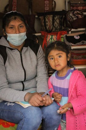 Een vrouw met haar dochter in haar winkeltje in Peru.