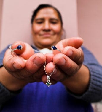 Een van de vrouwen bij het sieradenproject