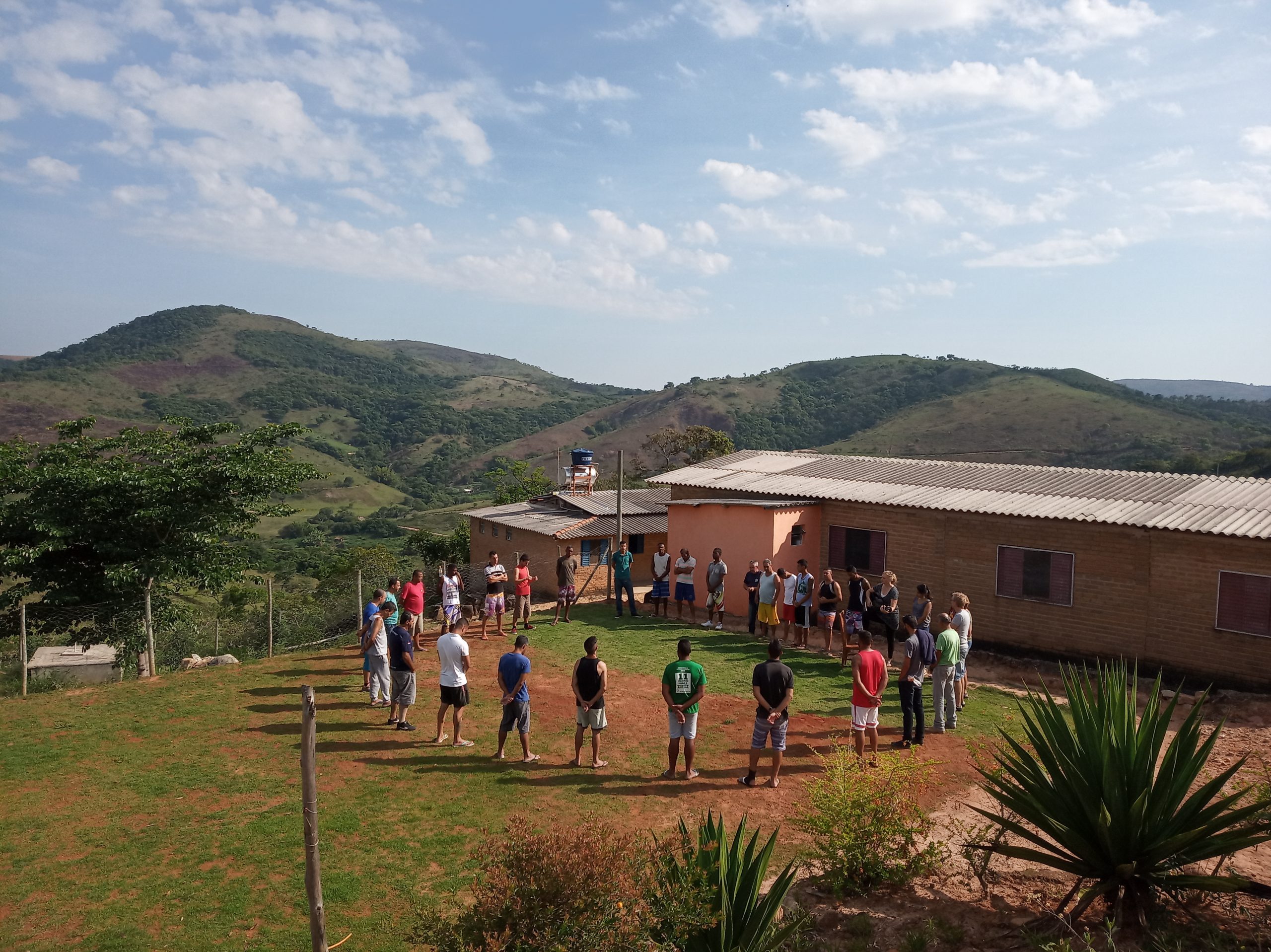 Mensen staan in een cirkel.