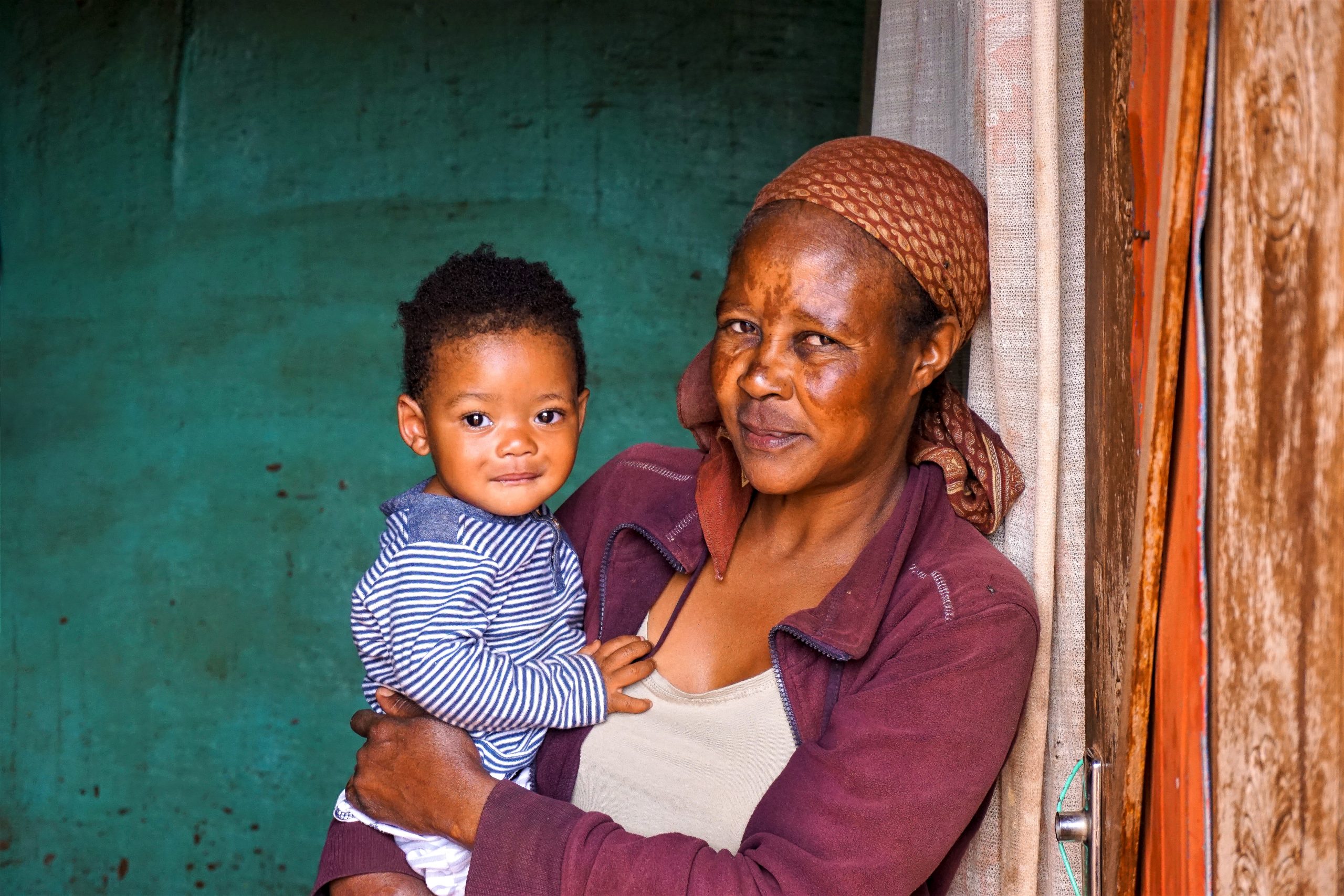 Een vrouw uit Zuid-Amerika met een kind op haar arm.