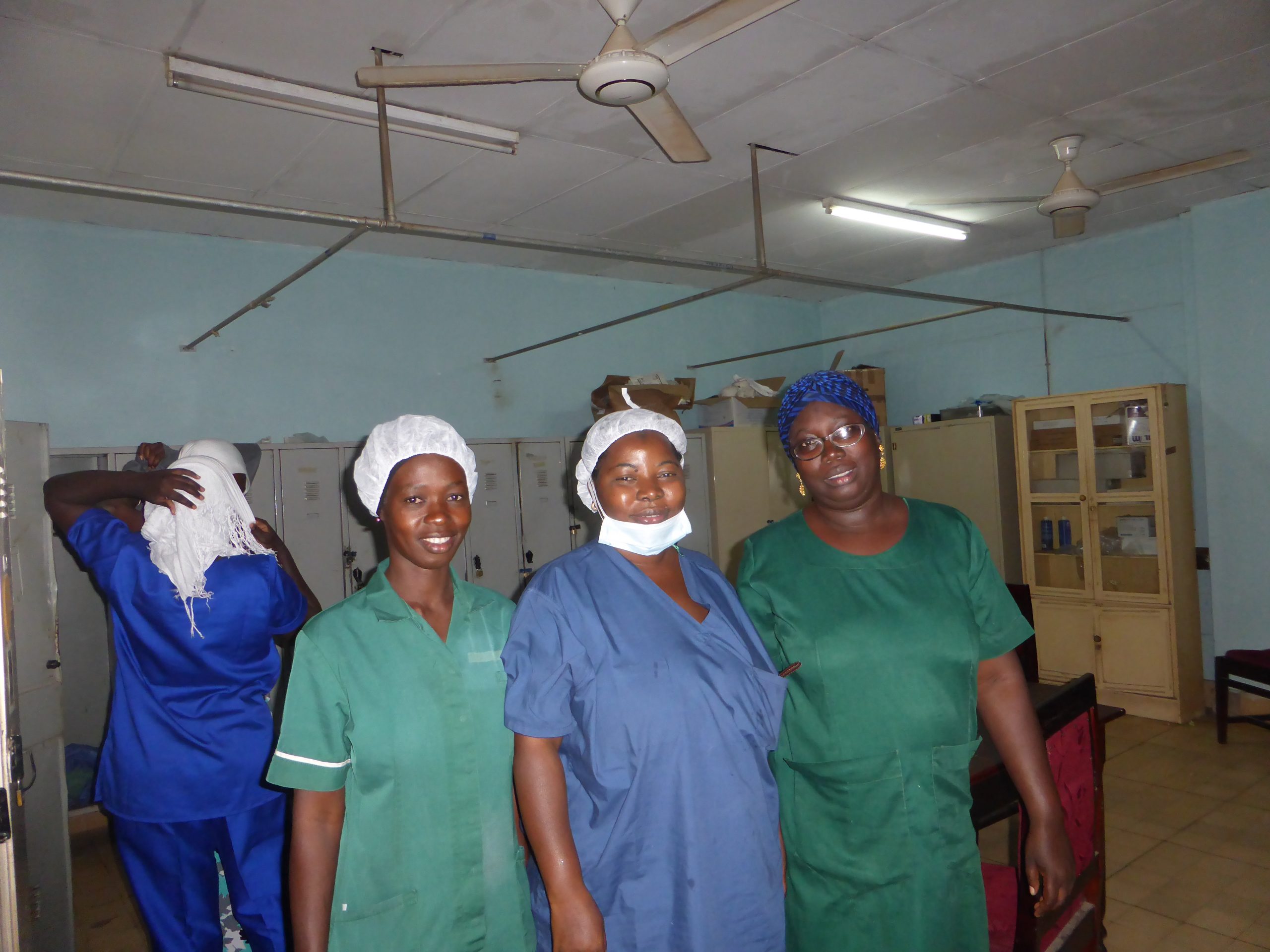 Vier zusters in de operatiekamer van een ziekenhuis in de hoofdstad van Gambia.