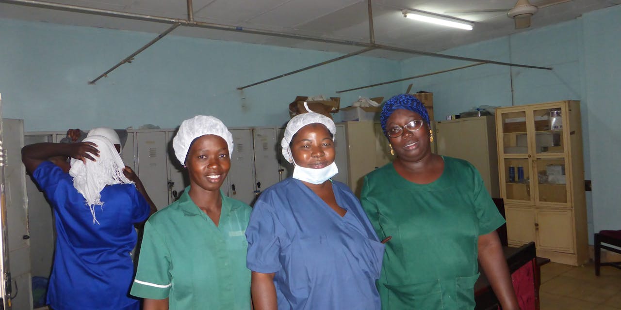 Vier zusters in de operatiekamer van een ziekenhuis in de hoofdstad van Gambia.
