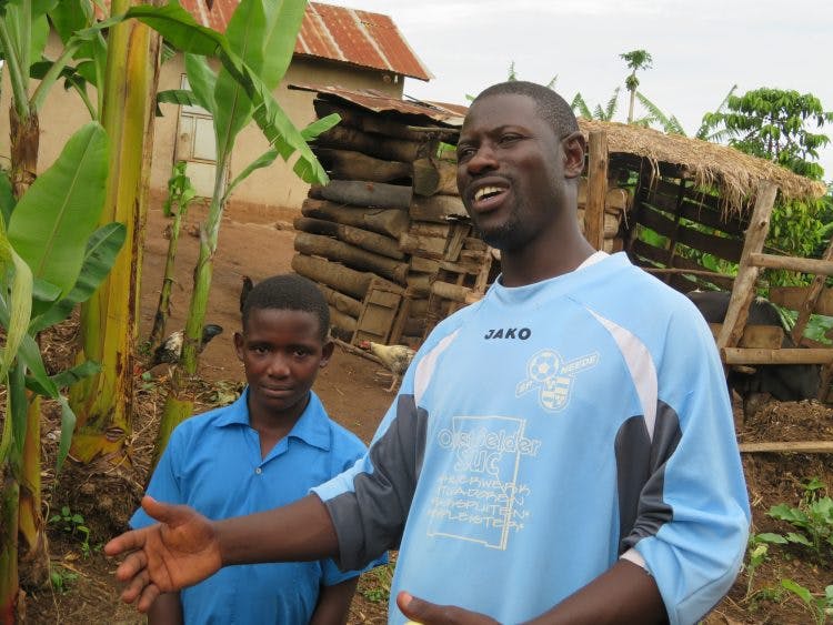 Margret met haar vader in Oeganda.
