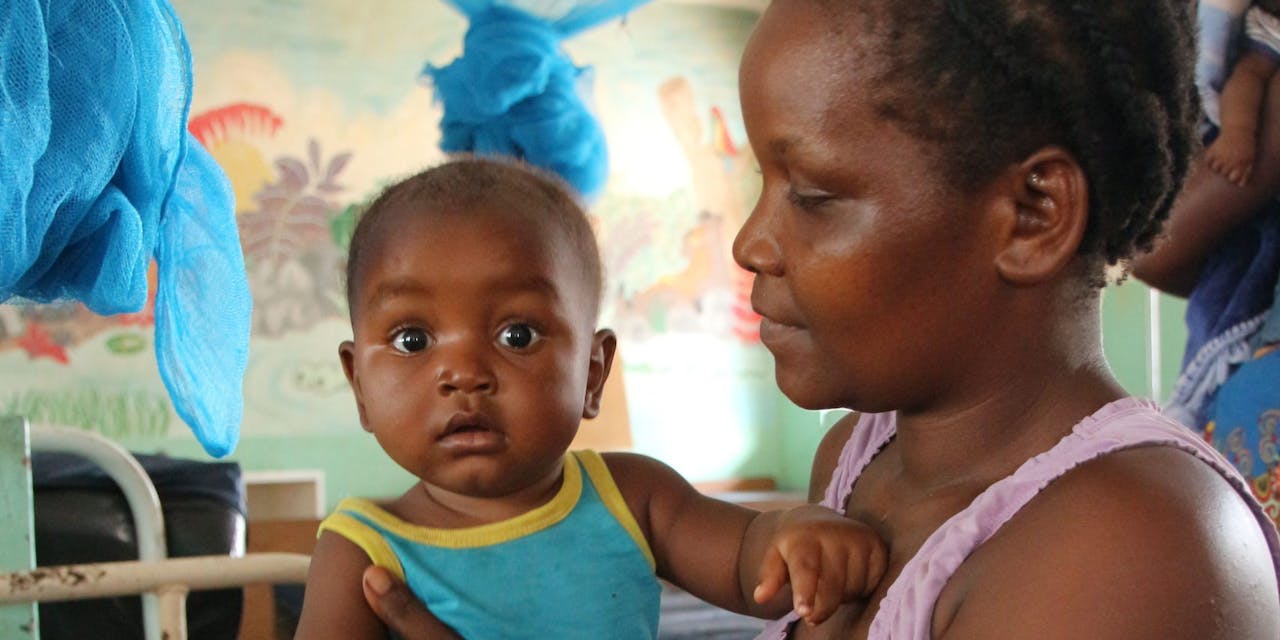 Een vrouw met een kindje in een ziekenhuis in Malawi.