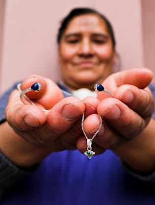 Een vrouw uit Peru toont haar sieraden