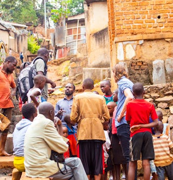 Start een project: Een grote groep mensen doet mee aan een workshop koken in Kigali, Rwanda.