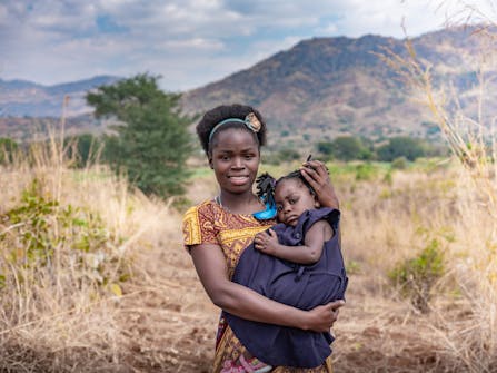 Een vrouw met haar kind in Malawi. U kunt deze mensen steunen door Wilde Ganzen op te nemen in uw testament.