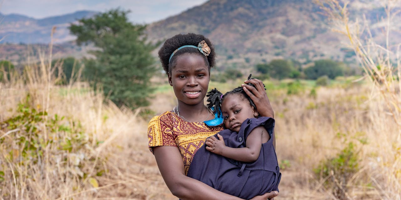 Een vrouw met haar kind in Malawi. U kunt deze mensen steunen door Wilde Ganzen op te nemen in uw testament.