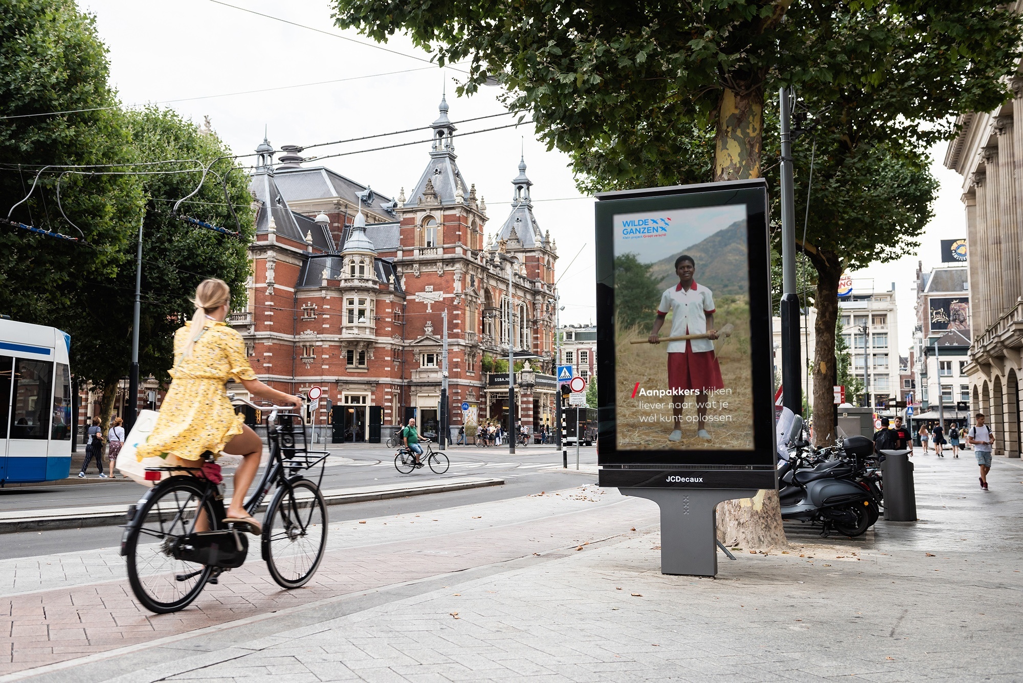 Een vrouw fiets langs een Wilde Ganzen Abri